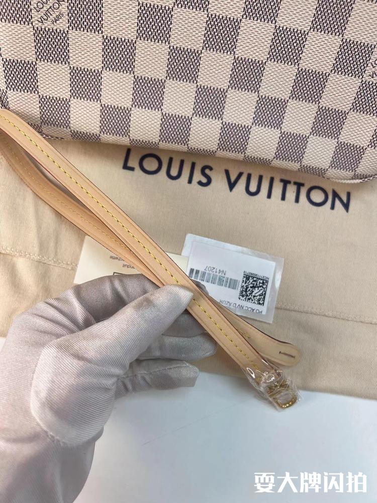Louis Vuitton路易威登 全新白棋盘格大麻将包 LV全新白棋盘格大麻将包，经典又简洁的设计十分耐看，上身可纯欲可温柔~手提腋下多种背法气质百搭，容量日常够用，现货带走